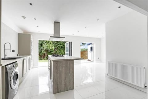 Brand New 4 Bed Deluxe Modern Villa - Sleeps 9 - Private Parking & Garden Villa in Nottingham