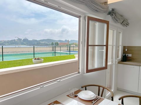 View (from property/room), Balcony/Terrace, Dining area, Pool view, Sea view, Swimming pool