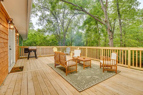 Cotter Home with Deck about 1 Mi to Big Spring Park! Casa in Cotter