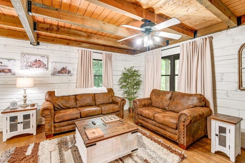 Peaceful Mt Juliet Cabin with Hot Tub and Fire Pit Casa in Mount Juliet