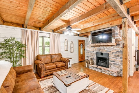 Peaceful Mt Juliet Cabin with Hot Tub and Fire Pit Casa in Mount Juliet