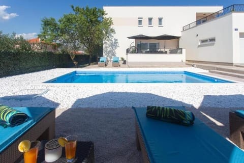 Swimming pool, Location, children, Family