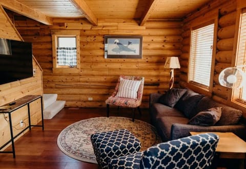 Beautiful Alaskan Log Cabin on Wooded Lot Chalé in Wasilla