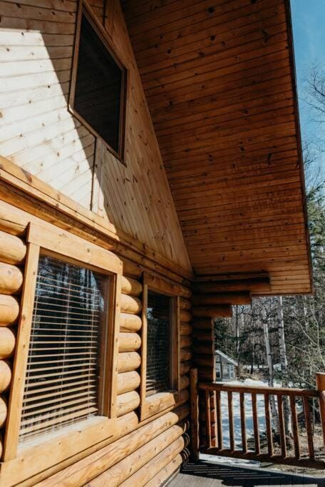 Beautiful Alaskan Log Cabin on Wooded Lot Chalé in Wasilla