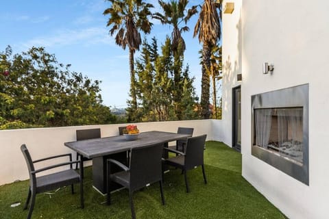 Modern 3 BD Sunset Strip Jetliner View Villa Villa in Hollywood Hills