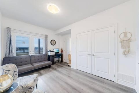 Modern 4 BR 3 and half WR 2 km to HW 403 and Downtown Maison in Brant