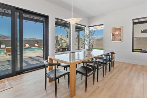 Dining area, Mountain view