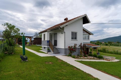 Property building, Spring, Natural landscape, Garden, Garden view, Mountain view