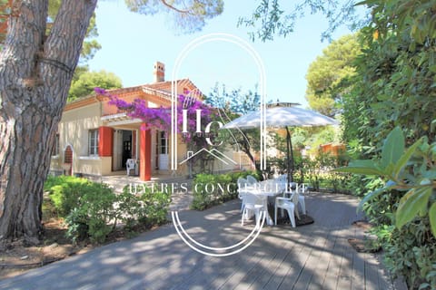 Property building, Garden, Dining area