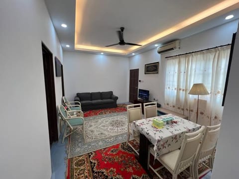 TV and multimedia, Living room, Seating area, Dining area, air conditioner