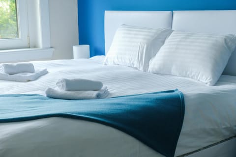 Bed, Bedroom, towels