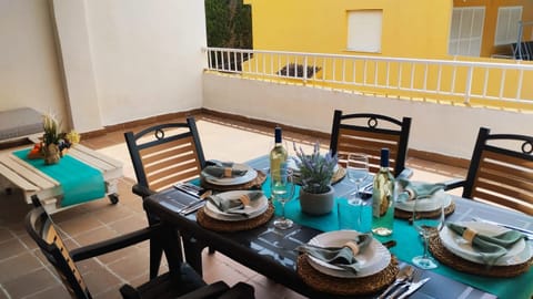 Balcony/Terrace, Seating area, Dining area, Food