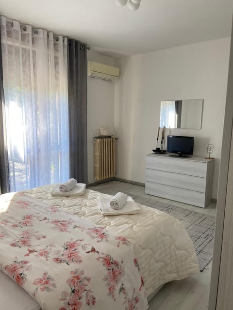 Bed, Photo of the whole room, Bedroom, towels, air conditioner