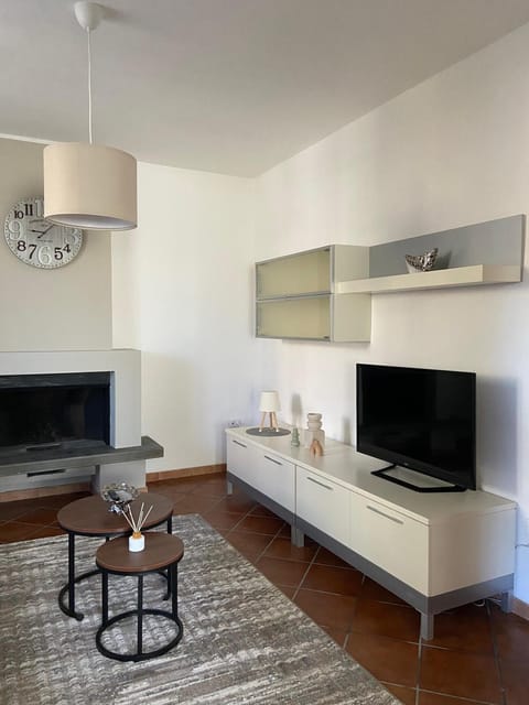 Communal lounge/ TV room, TV and multimedia, Living room, Seating area, Evening entertainment