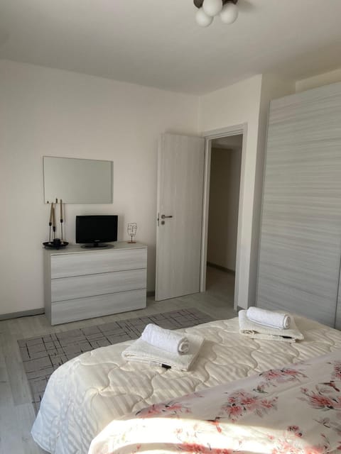 Bed, TV and multimedia, Photo of the whole room, Bedroom, towels, wardrobe