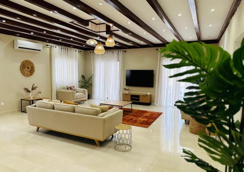 Communal lounge/ TV room, TV and multimedia, Living room, Seating area, air conditioner