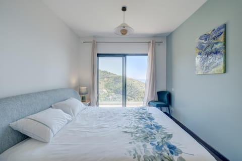 Bed, Natural landscape, Photo of the whole room, Bedroom, Mountain view