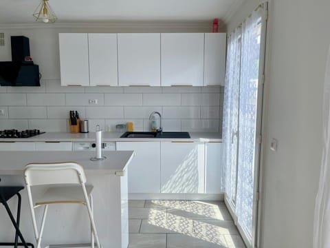 Kitchen or kitchenette, Dining area, minibar, oven, stove