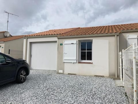 Maison calme avec garage et jardin clos avec ménage inclus House in Saint-Gilles-Croix-de-Vie