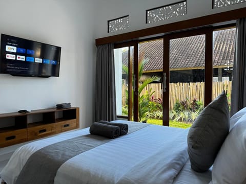 Bed, Garden, TV and multimedia, Photo of the whole room, Bedroom, Garden view, Internal: Not applicable to any particular room