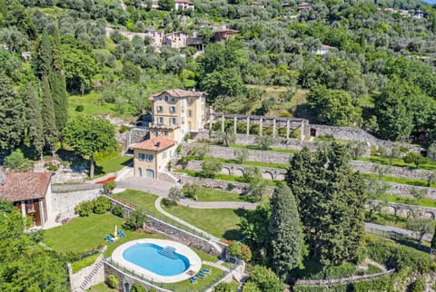 Property building, Natural landscape, Bird's eye view, Garden, Garden view, Pool view, Street view, Swimming pool, Location