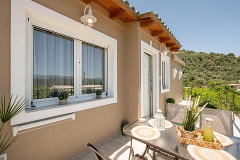 Patio, Natural landscape, View (from property/room), Balcony/Terrace, Dining area, Mountain view