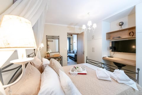 Bed, TV and multimedia, Bedroom, towels