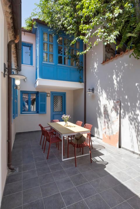 Patio, Day, Balcony/Terrace, Dining area