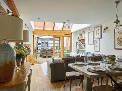 Old Coach House & Dolls House - Sleeps 24 Haus in Henley-on-Thames