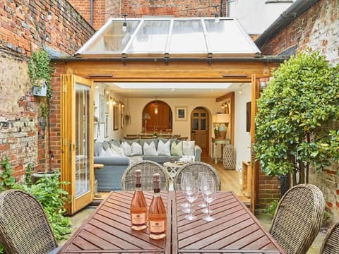 Old Coach House & Dolls House - Sleeps 24 Haus in Henley-on-Thames