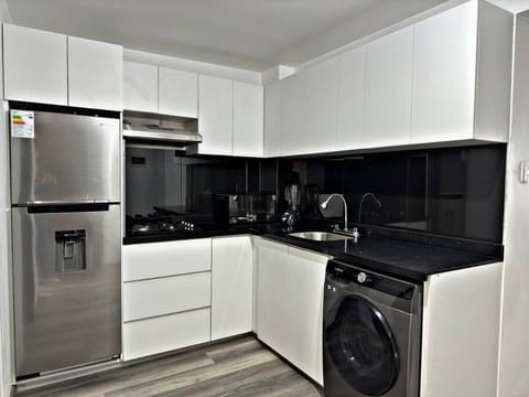 Kitchen or kitchenette, pet friendly, stove, washing machine, dryer