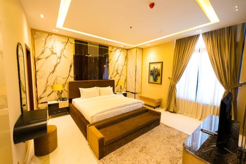 Bed, TV and multimedia, Seating area, Bedroom