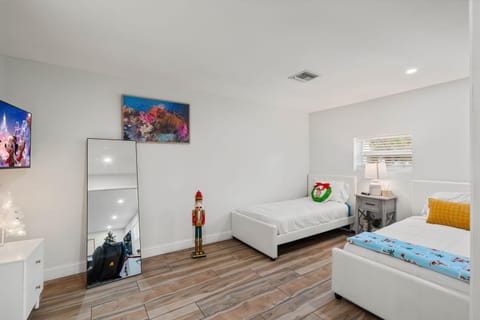 New! Private Pool House with Hot Tub, free Wi-Fi, massage chair and Arcade! And Christmas Decorations Casa in Delray Beach