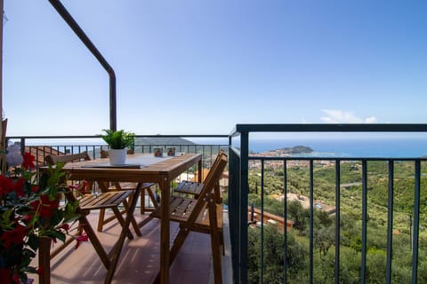 Natural landscape, View (from property/room), Balcony/Terrace, Dining area, Sea view