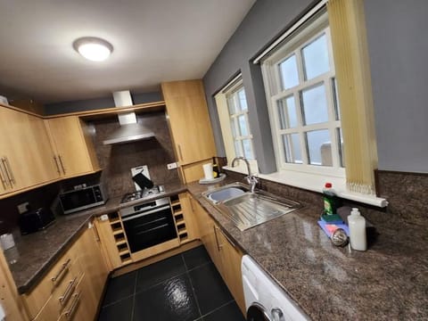 Queens Townhouse - 4 Bed Apartment in Copeland District