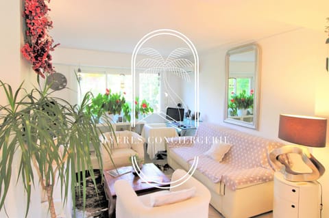 Bed, Living room, Seating area