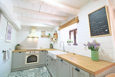 Kitchen or kitchenette, oven