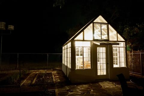 Sunny Charming Retreat: Wine Greenhouse House in Fredericksburg