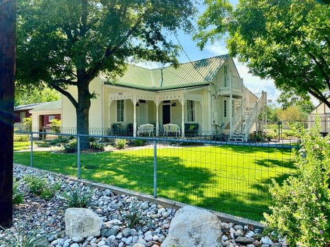 Sunny Charming Retreat: Wine Greenhouse House in Fredericksburg