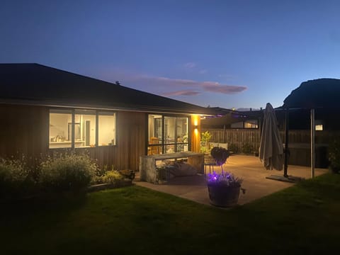 Spa, Pool & Gym access House in Wanaka