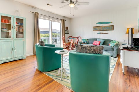 Oak Island Condo with Ocean View Steps to Beach! Apartment in Oak Island