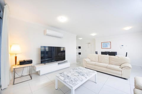 TV and multimedia, Living room, Seating area, air conditioner