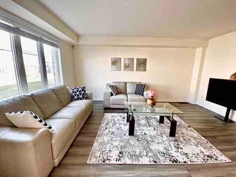 Luxury 4 Bdrm Townhome near Niagara Falls House in Welland