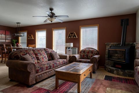 TV and multimedia, Living room, Seating area, fireplace