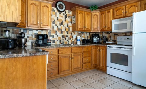 Coffee/tea facilities, Kitchen or kitchenette, dishwasher, oven, stove, toaster