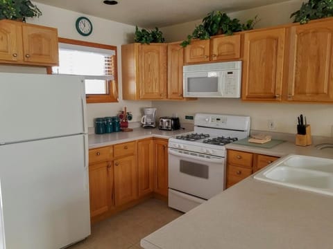 Coffee/tea facilities, Kitchen or kitchenette, dishwasher, oven, stove, toaster