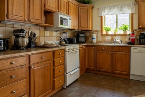 Coffee/tea facilities, Kitchen or kitchenette, stove, toaster