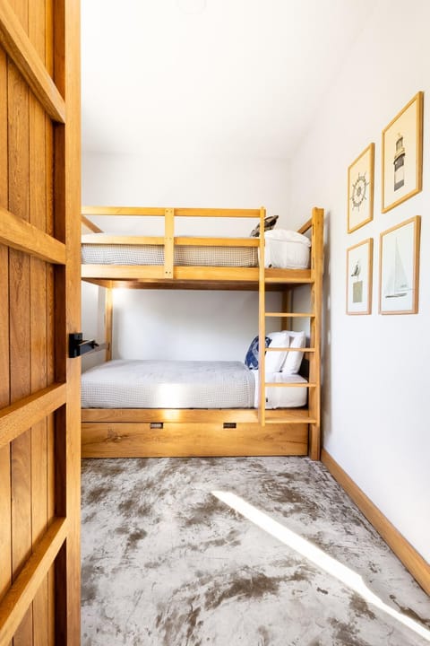 Bedroom, bunk bed