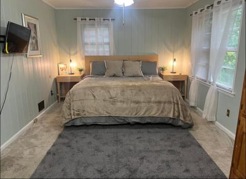 King Suite and Wifi with Hot Tub Room 7 Vacation rental in College Park