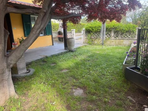 Casa dell'Acero rosso House in Sarzana